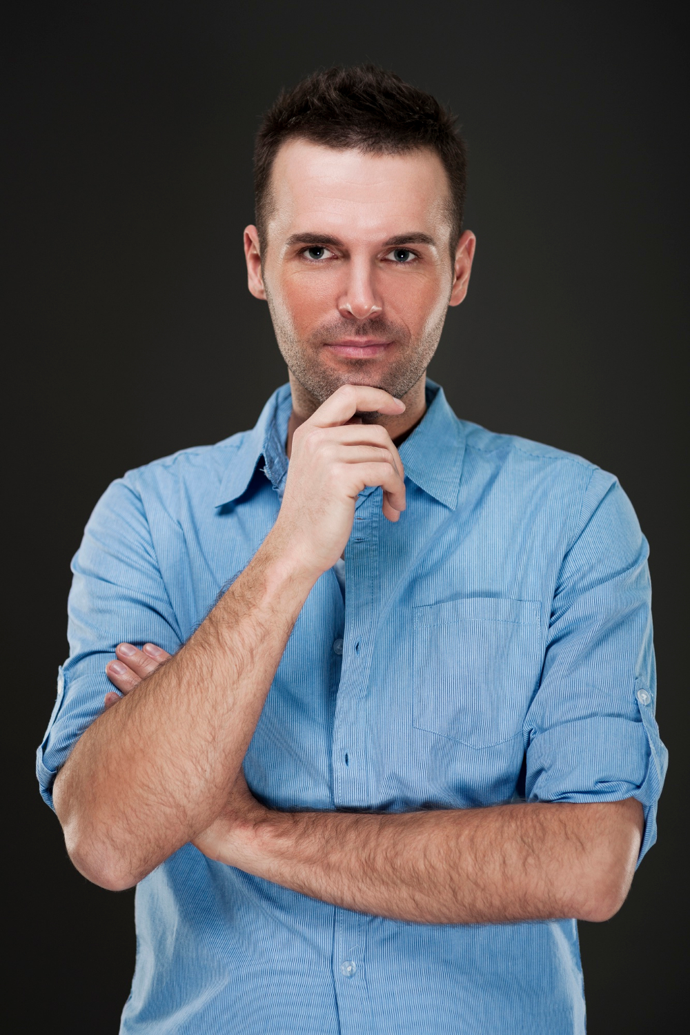 Hombre reflexionando sobre su bienestar emocional