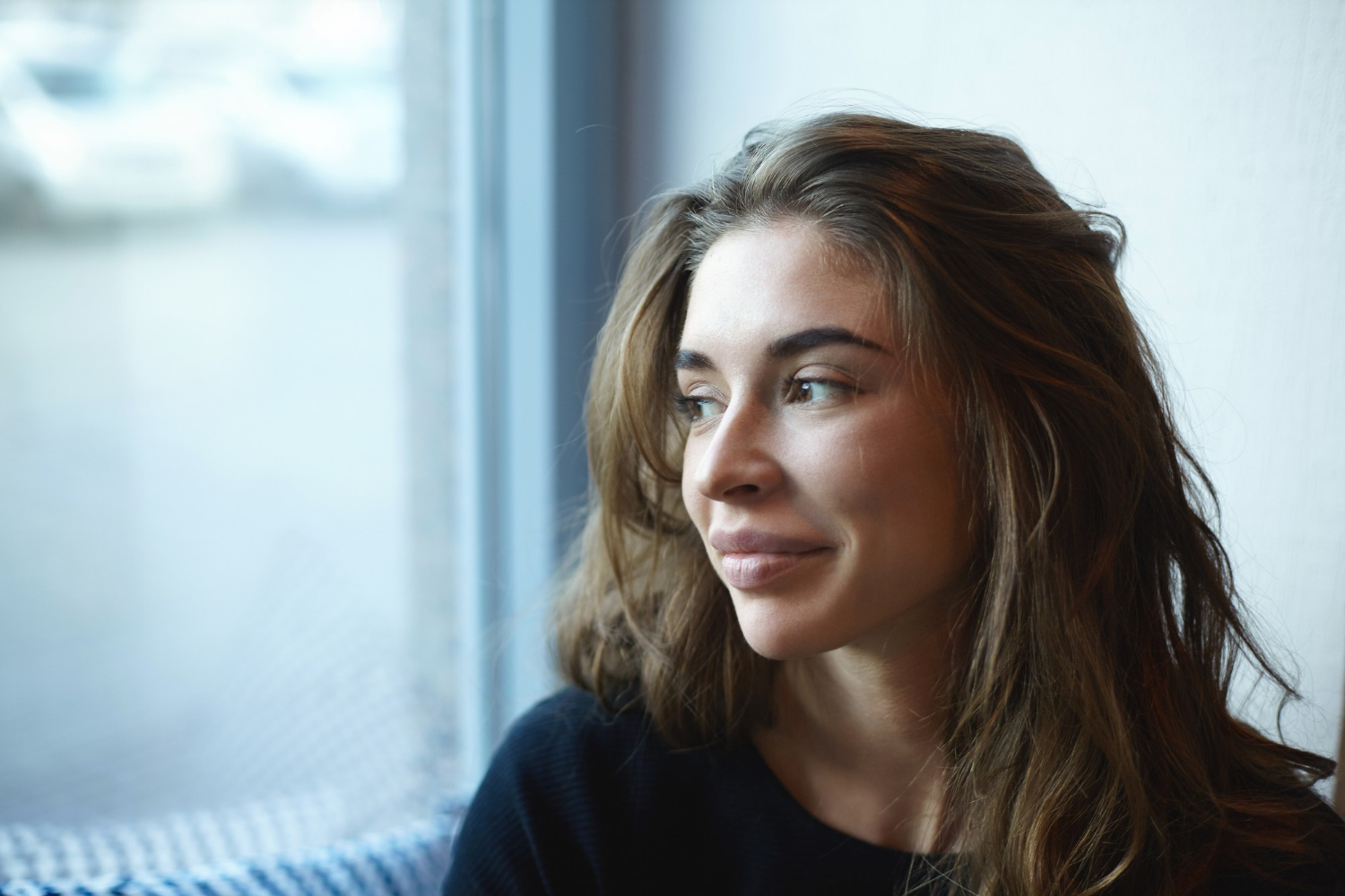 Mujer adulta que ilustra el ejemplo ficticio de Marina sobre autoconcepto profesional