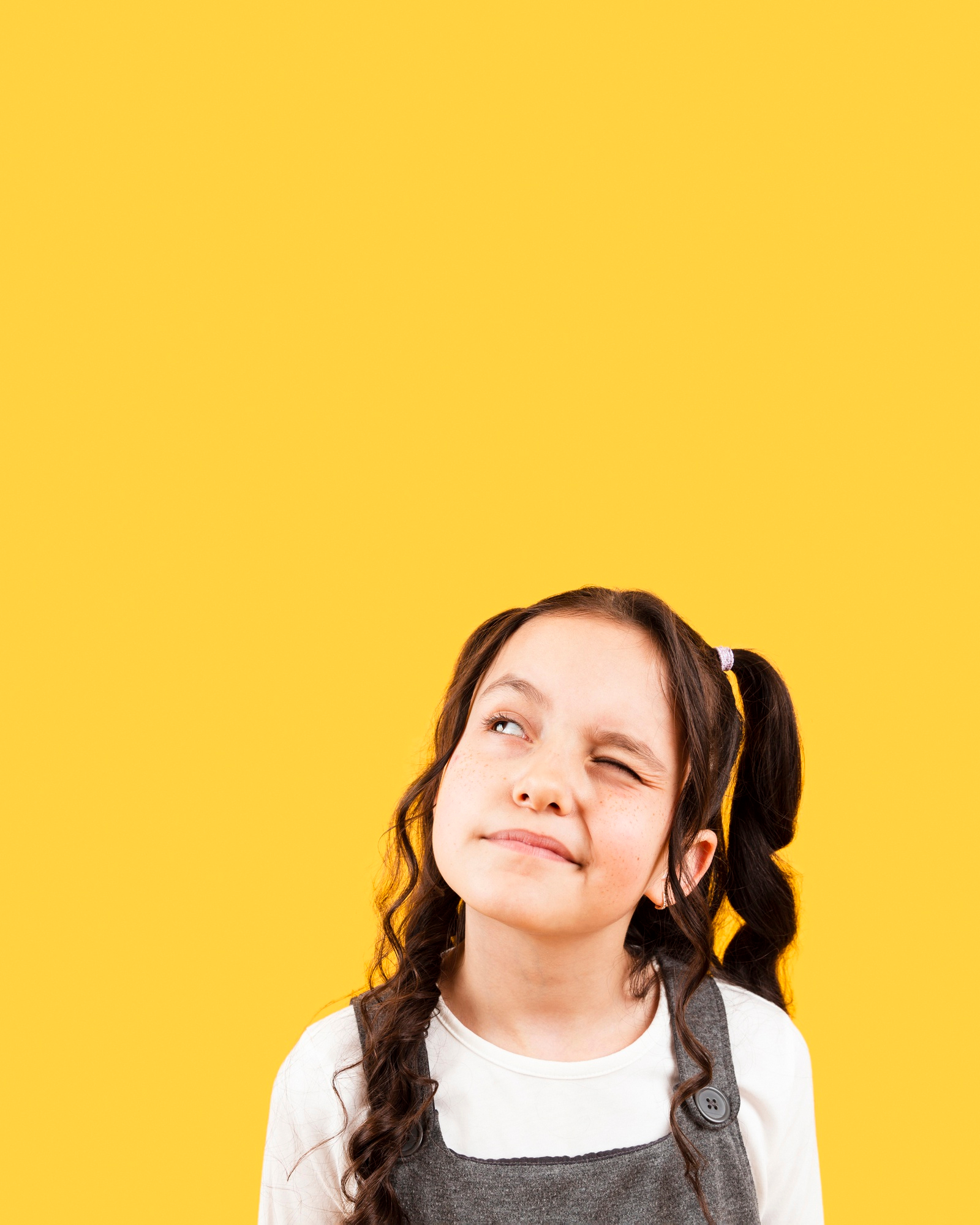 Niño en una imagen relacionada con el procesamiento sensorial infantil
