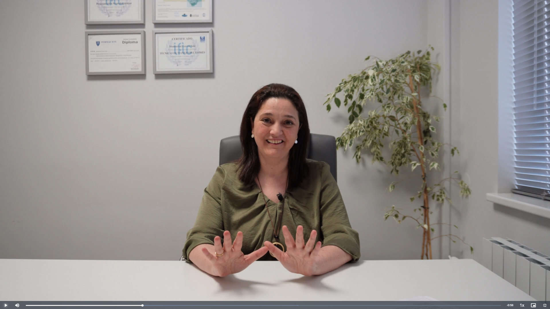 Montserrat Guerra explicando el contenido del curso