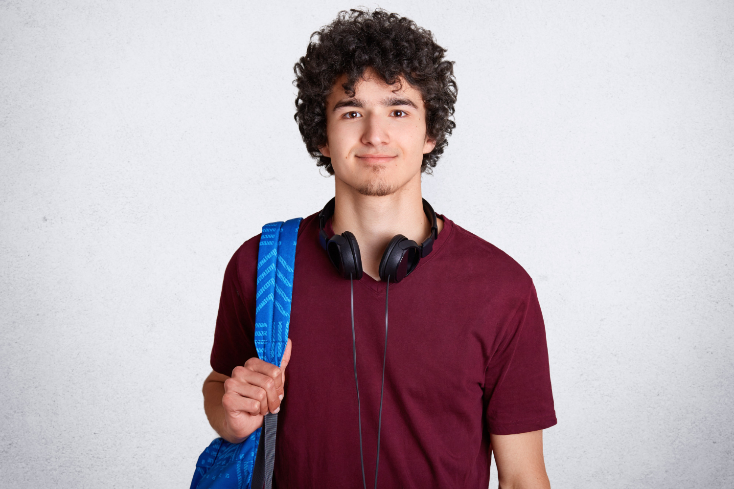 Estudiante con mochila valorando qué estudiar después de Bachillerato
