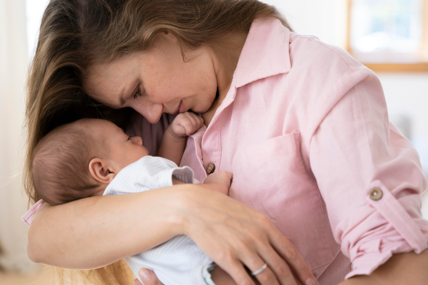 Madre con su bebé durante el posparto en un artículo sobre TDAH y maternidad