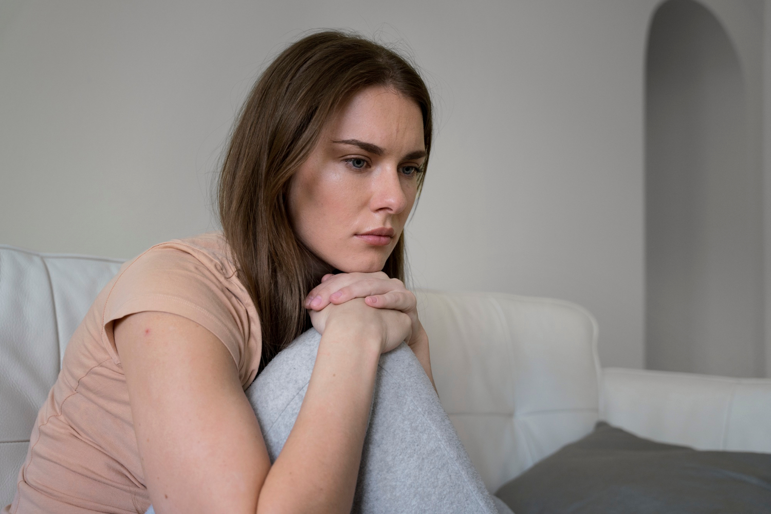 Mujer reflexionando sobre inseguridad y sensación de no sentirse suficiente
