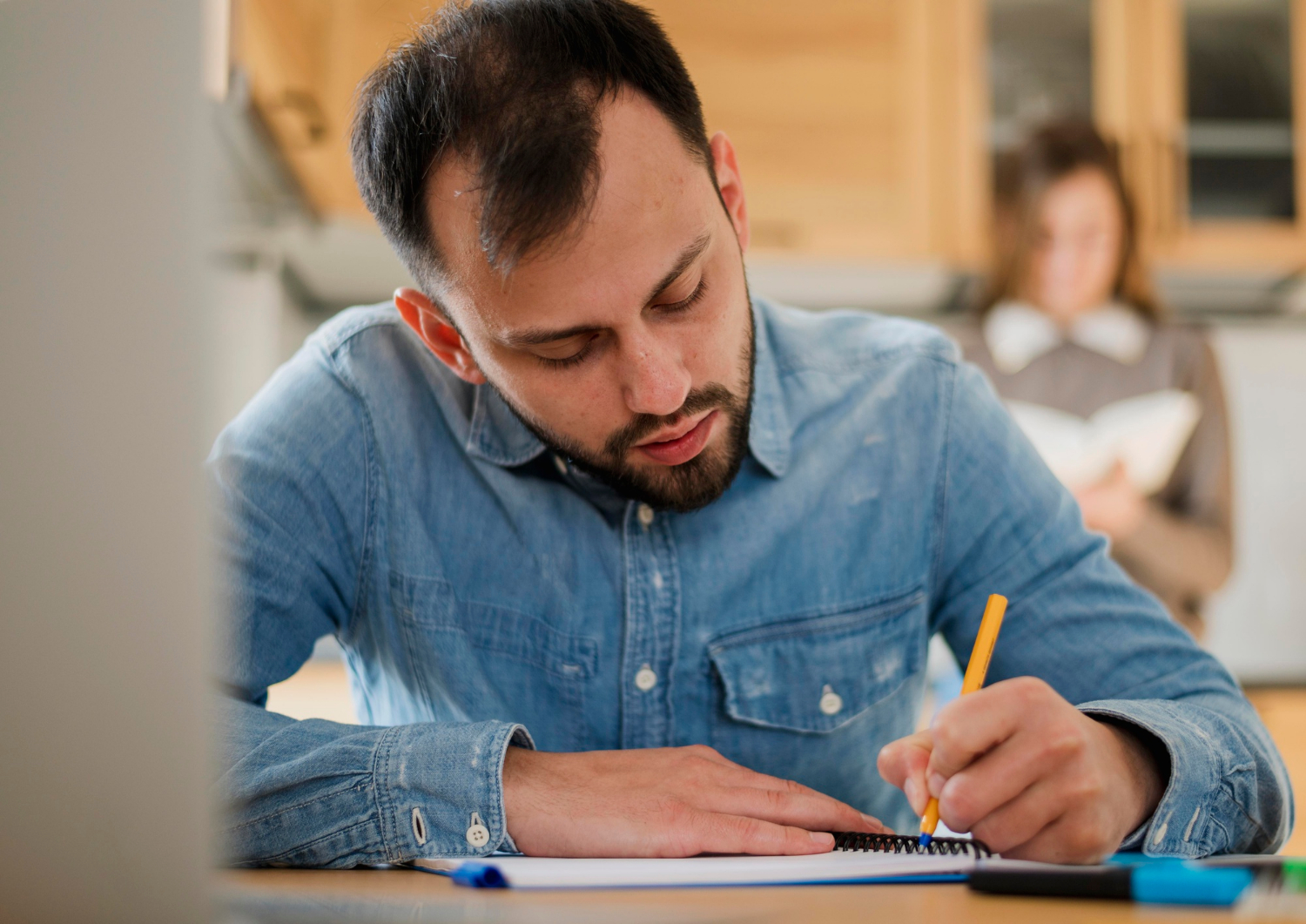 Hombre realizando una prueba dentro de un proceso de oposición