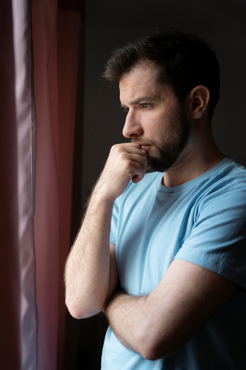 Persona preocupada y cansada por pensamientos repetitivos y ansiedad