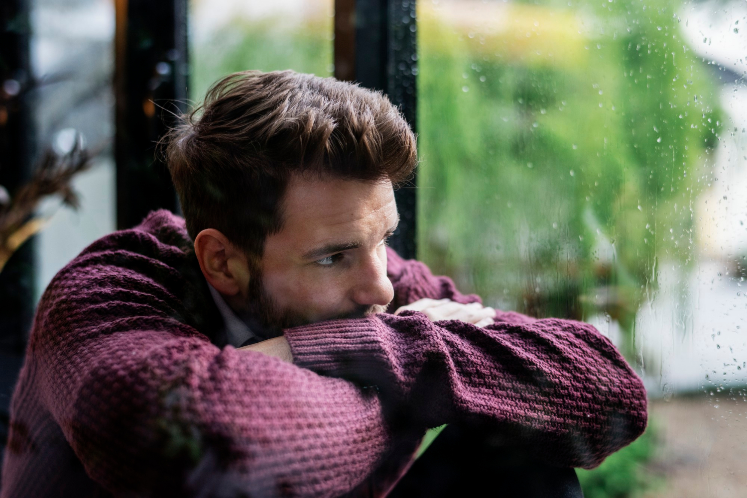 Hombre preocupado que intenta comprender cómo se encuentra emocionalmente