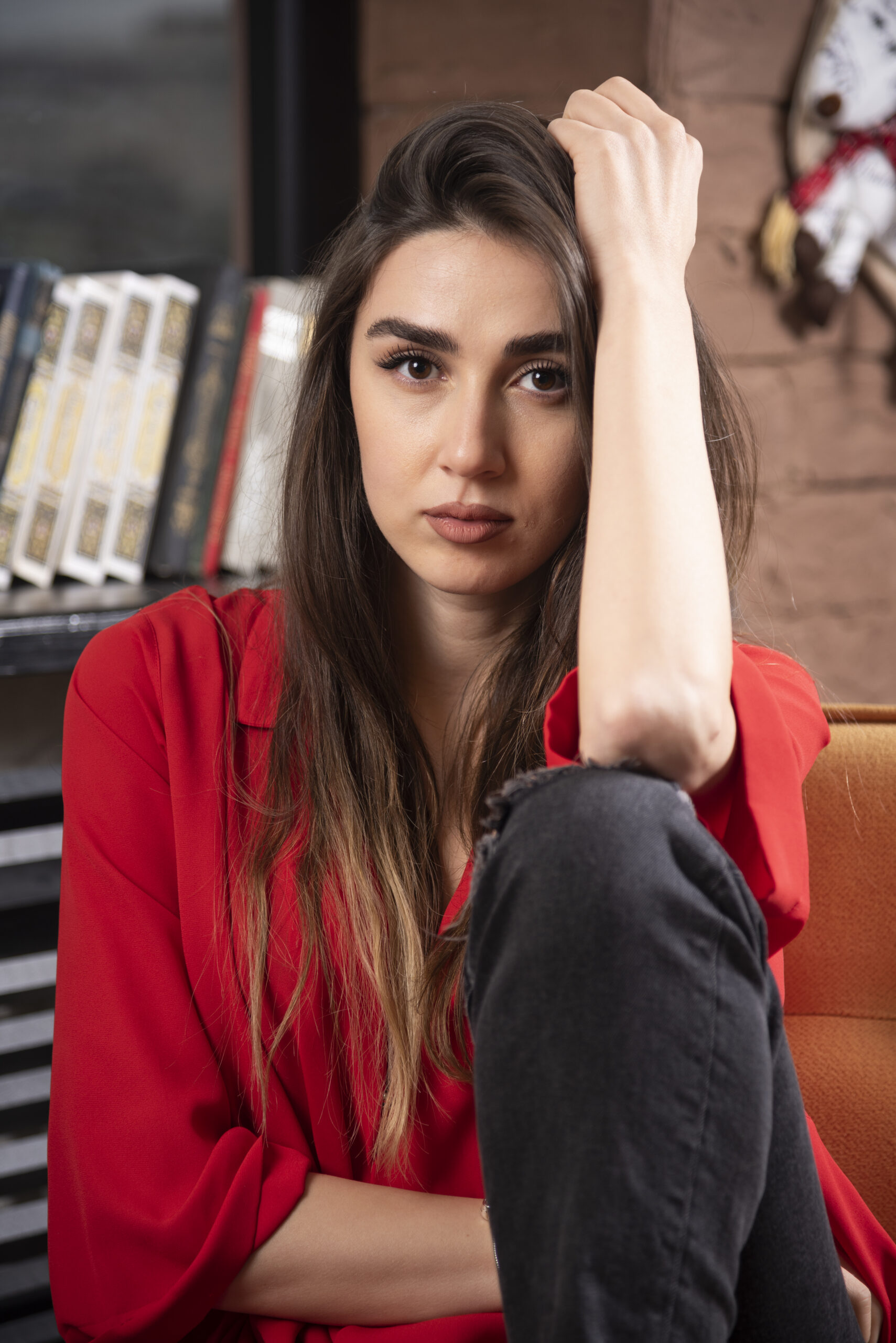 Mujer joven preocupada por la opinión de otras personas y la necesidad de aprobación